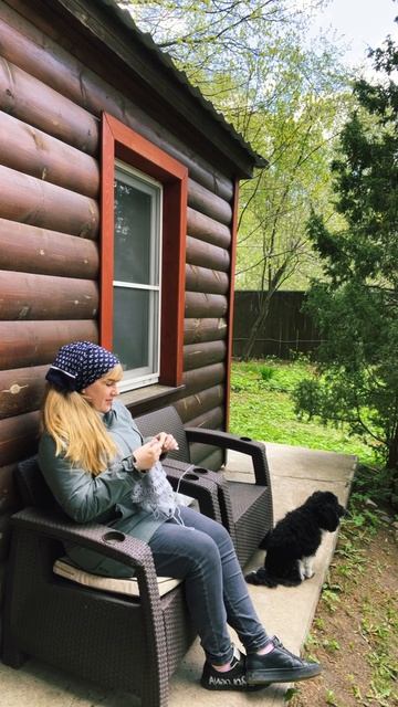 Вяжу шаль #наприроде #вязание #вязаниекрючом #рукодельница #собачка #пудель #тойпудель смотреть онлайн