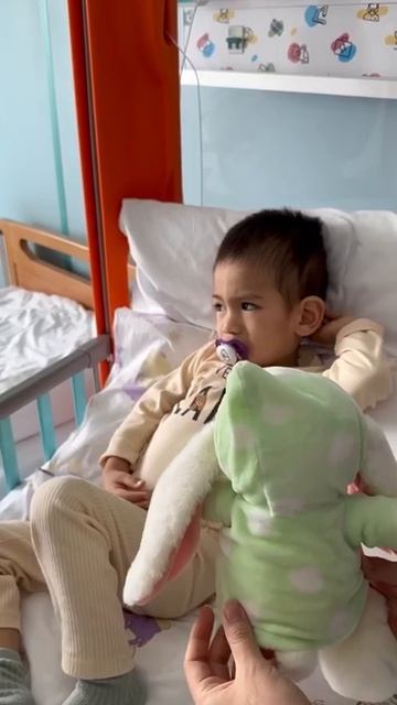 Ребёнок, которого неадекват швырнул об пол в Шереметьево, идёт на поправку 2-летний Яздан смотреть онлайн