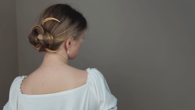 Красивая и очень простая прическа с заколкой полумесяц! #сезонконтентаRUTUBE смотреть онлайн