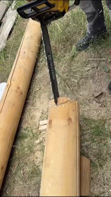 Создание паза (углубления) в бревне. Это важный этап в плотницком деле.