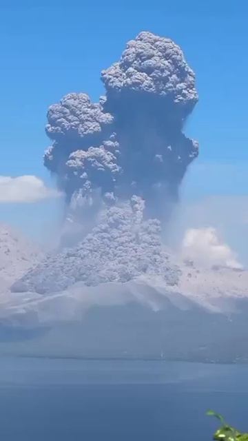 В Индонезии произошло мощное извержение вулкана Левотоби Столб пепла поднялся на высоту 19 км. смотреть онлайн