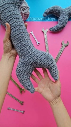 Вязаный гаечный ключ по схеме @goozell_toys. Мастер-класс по вязанию с видеоуроками для начинающих