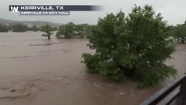 Техас уходит под воду — за считаные часы там выпала месячная норма осадков Реки вышли из берегов смотреть онлайн