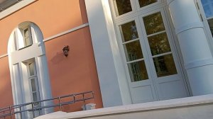 Воронцовский парк Москва. Оранжерея с богиней Флора из ансамбля усадьбы XVIII века