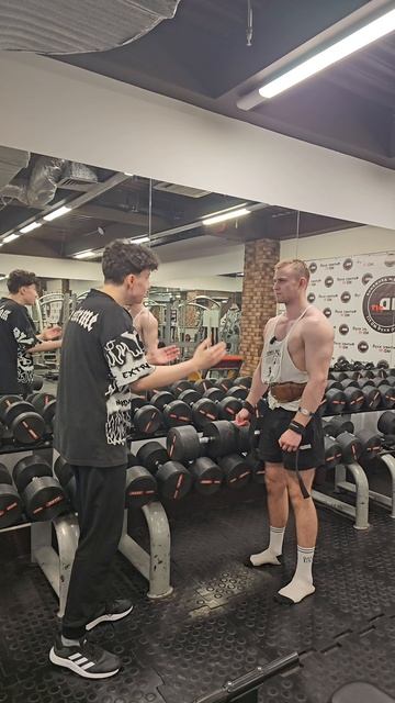 Новичок пытается давать советы опытному качку смотреть онлайн