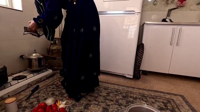 Сострадательные дети помогают Тайибе. Строительство сеновала для обеспечения коров едой смотреть онлайн