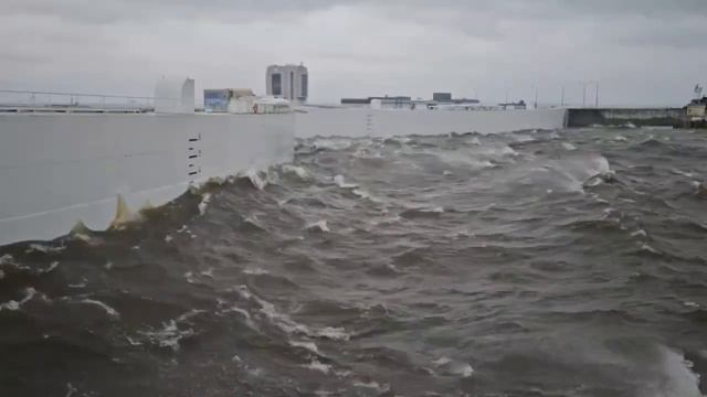 ❗️Дамба, спасающая Питер от наводнения, остаётся закрытой — уровень воды поднялся выше 180 см смотреть онлайн