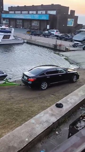 Лексус тащит водник. Обычный Владивосток смотреть онлайн