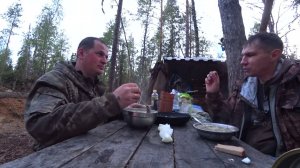 Путешествие по таёжной речке.  Нашли избу в тайге, остановились переночевать. Рыбалка на севере 1ч.