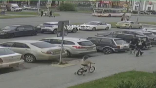 Момент ДТП на ул. Балтийской в Барнауле смотреть онлайн