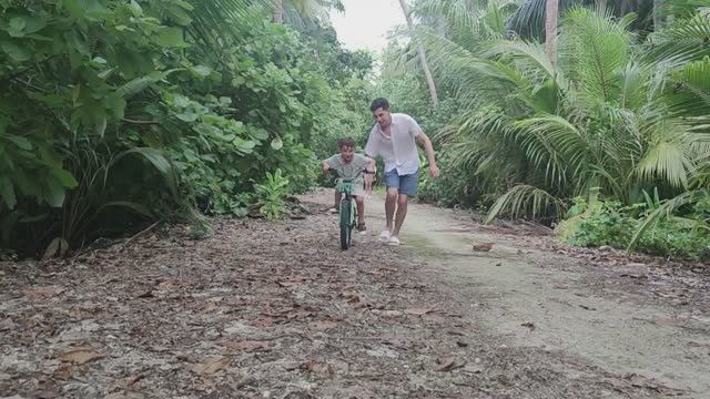 Внуки: Ирам-Дамир и велосипед смотреть онлайн