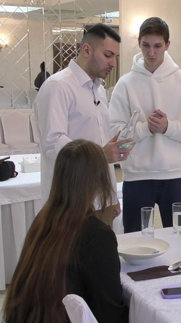 Как правильно подавать воду и напитки в ресторане 🍷💧