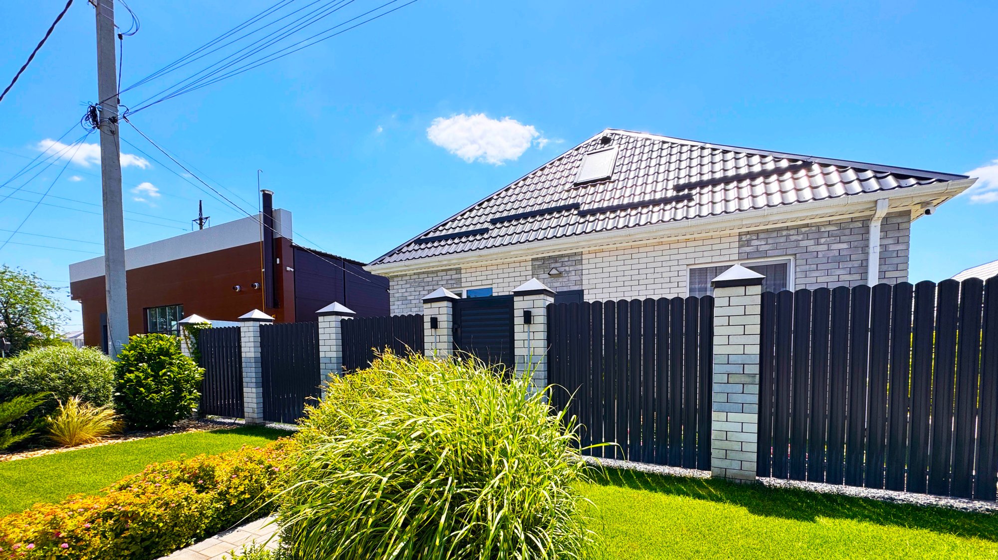 Стильный двухэтажный дом формата "заходи и живи" с ухоженным участком в Краснодаре смотреть онлайн