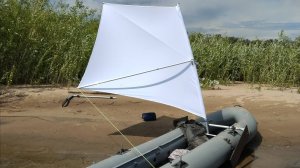 В свежий ветер парусную байдарку надо откренивать!