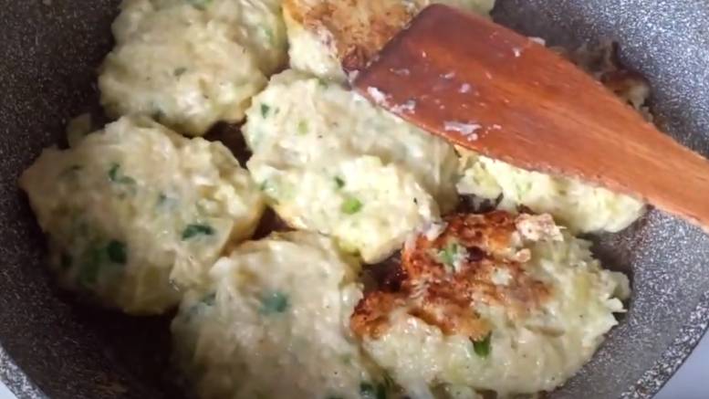 Кабачки. Оладьи из кабачков. Рецепт. Как приготовить кабачки. Жарить. Вкусно. Кабачковые драники смотреть онлайн