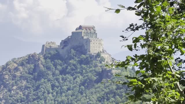 Аббатство Сан-Микеле - потрясающе красивое место в итальянском Пьемонте на высоте 960 метров смотреть онлайн