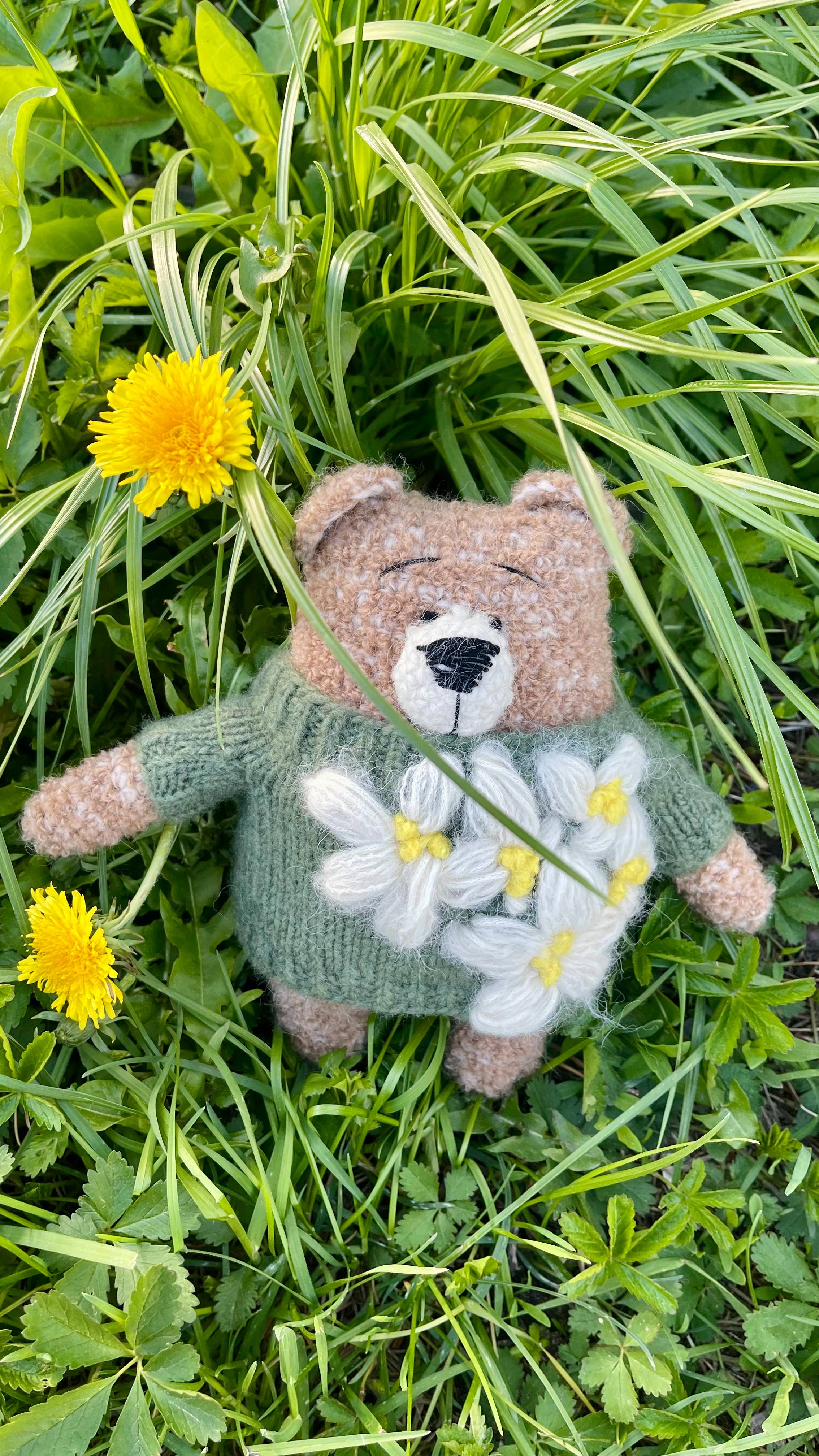 Милый медвежонок в вязаном свитере: обзор ручной работы