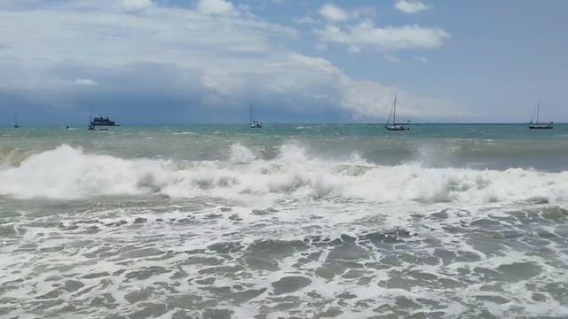 Снова шторм в Лазаревском сегодня 1 июля 2025, пляж Чайка Лазаревское сегодня июль 2025, море шторм смотреть онлайн