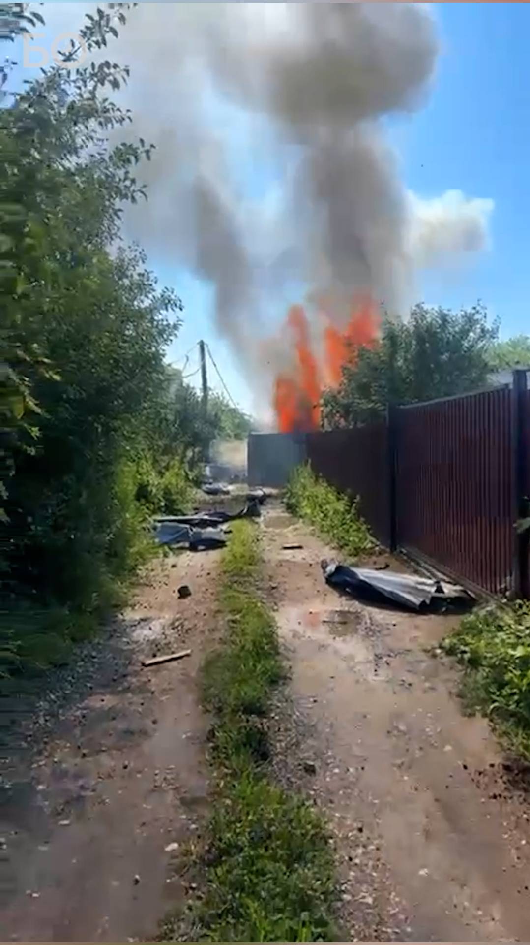 Учебный дрон рухнул на дачный дом в Казани смотреть онлайн