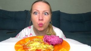 Мукбанг картошка под шубой, и селедка под шубой. Еда на камеру.