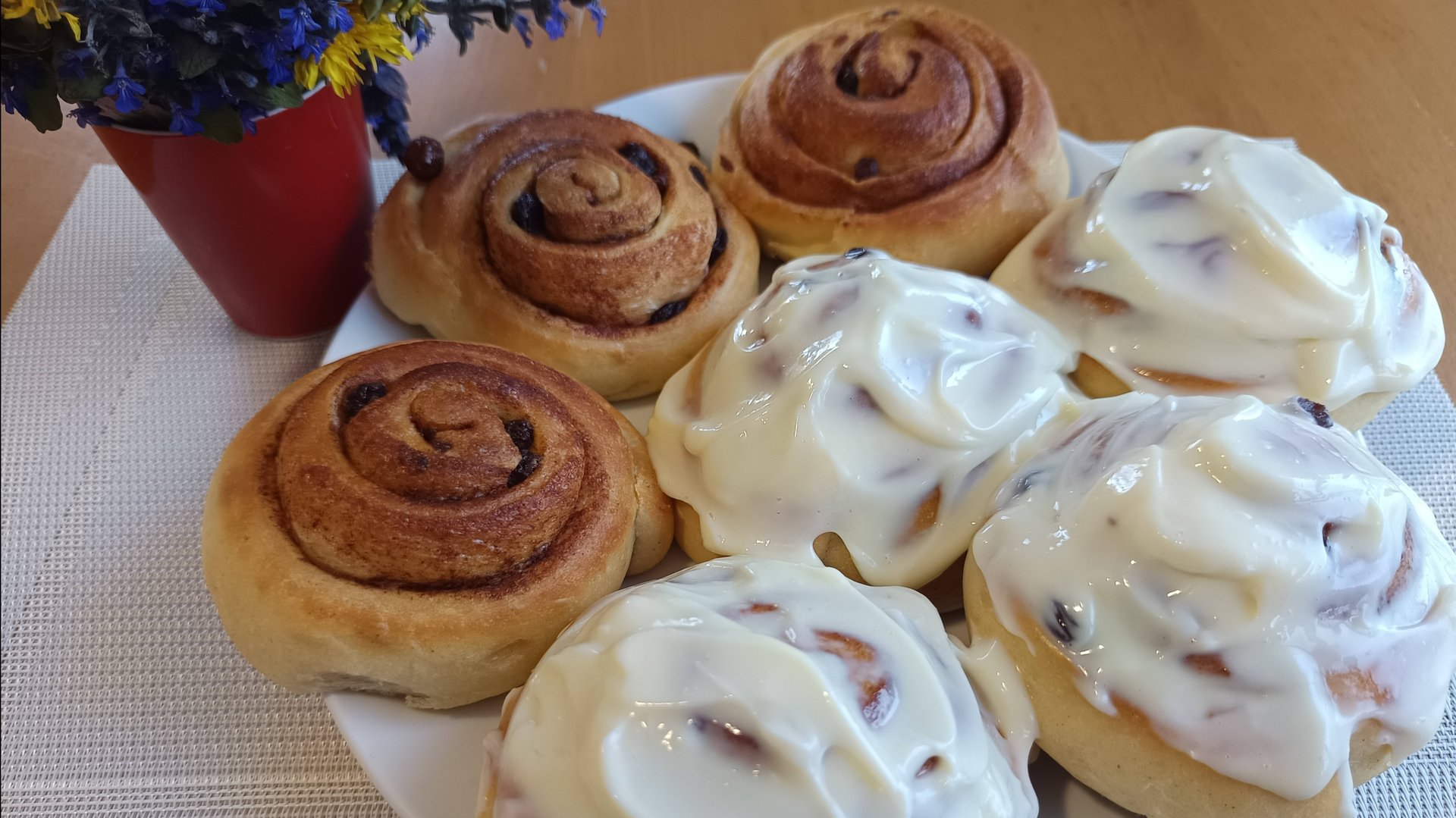 СИННАБОН (булочки с корицей и изюмом)