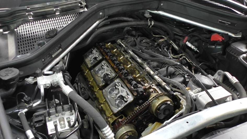 Замена прокладки крышки клапанов N55 на BMW X6 2011  БМВ X6 3,0 бензин 2часть