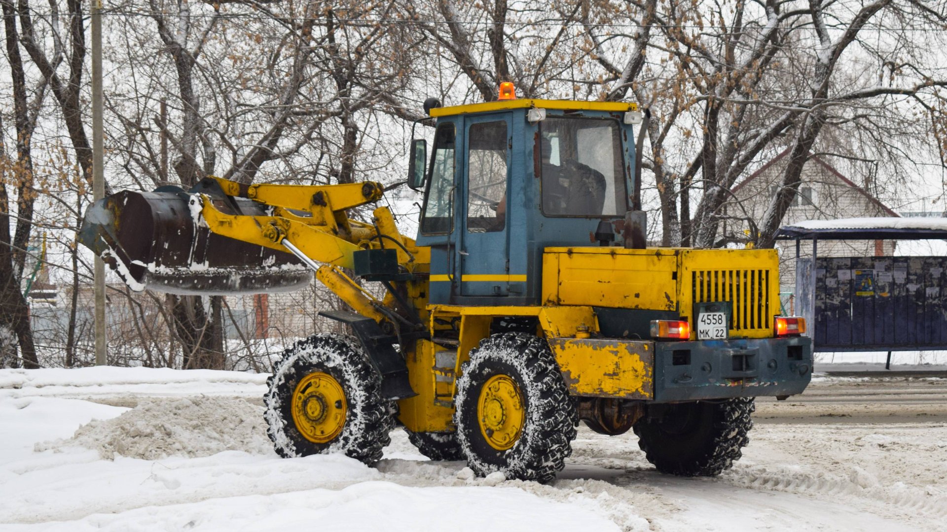 Фронтальный погрузчик ТО-30. Уборка снега.