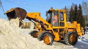 Фронтальный погрузчик Амкодор-332В. Работа по уборке снега.