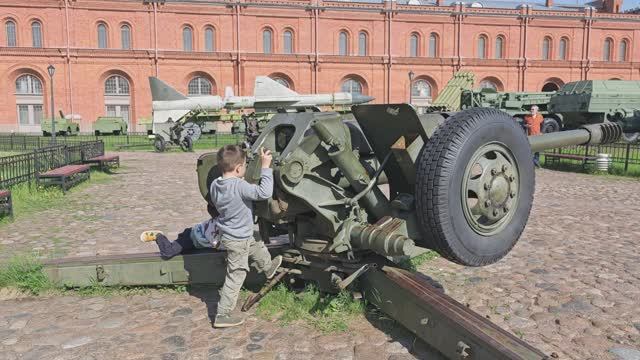 Внуки в Артиллерийском музее (Санкт-Петербург, 2025) смотреть онлайн