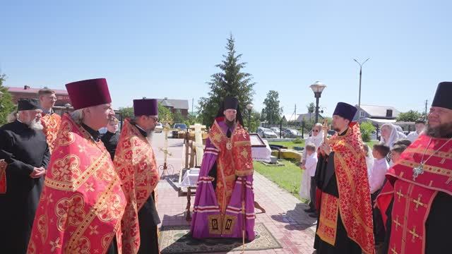 Сюжет. Освящение крестов в Ягодном смотреть онлайн