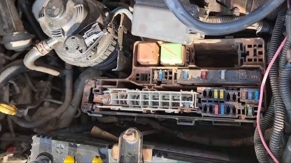 Toyota Hilux Alternator and 100A fusible link replacement | Bad fusible link symptoms