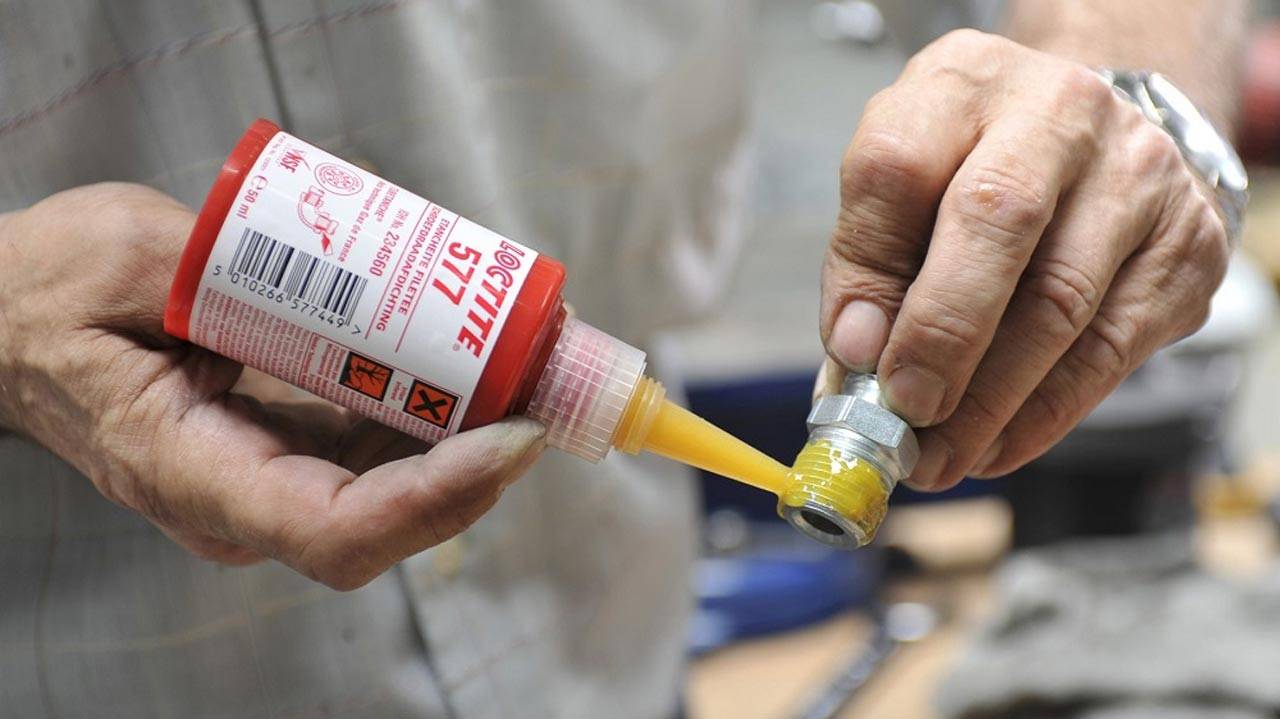 ГЕРМЕТИЗАЦИЯ РЕЗЬБЫ, КОГДА НЕТ КЛЮЧЕЙ И ПРОКЛАДОК. смотреть онлайн