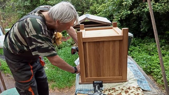 Тумбочки из дуба и ореха готовы