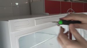 Как перевесить дверь холодильника Indesit.
