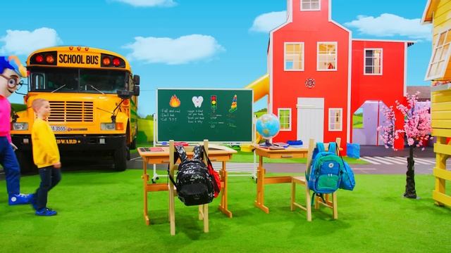 Игрушечная спортивная машина, эвакуатор и полицейская машина спешат на помощь 🚔 Развивающие игрушки