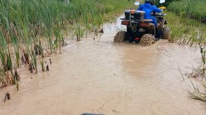 Штурм гигантской лужи малышом на квадрике