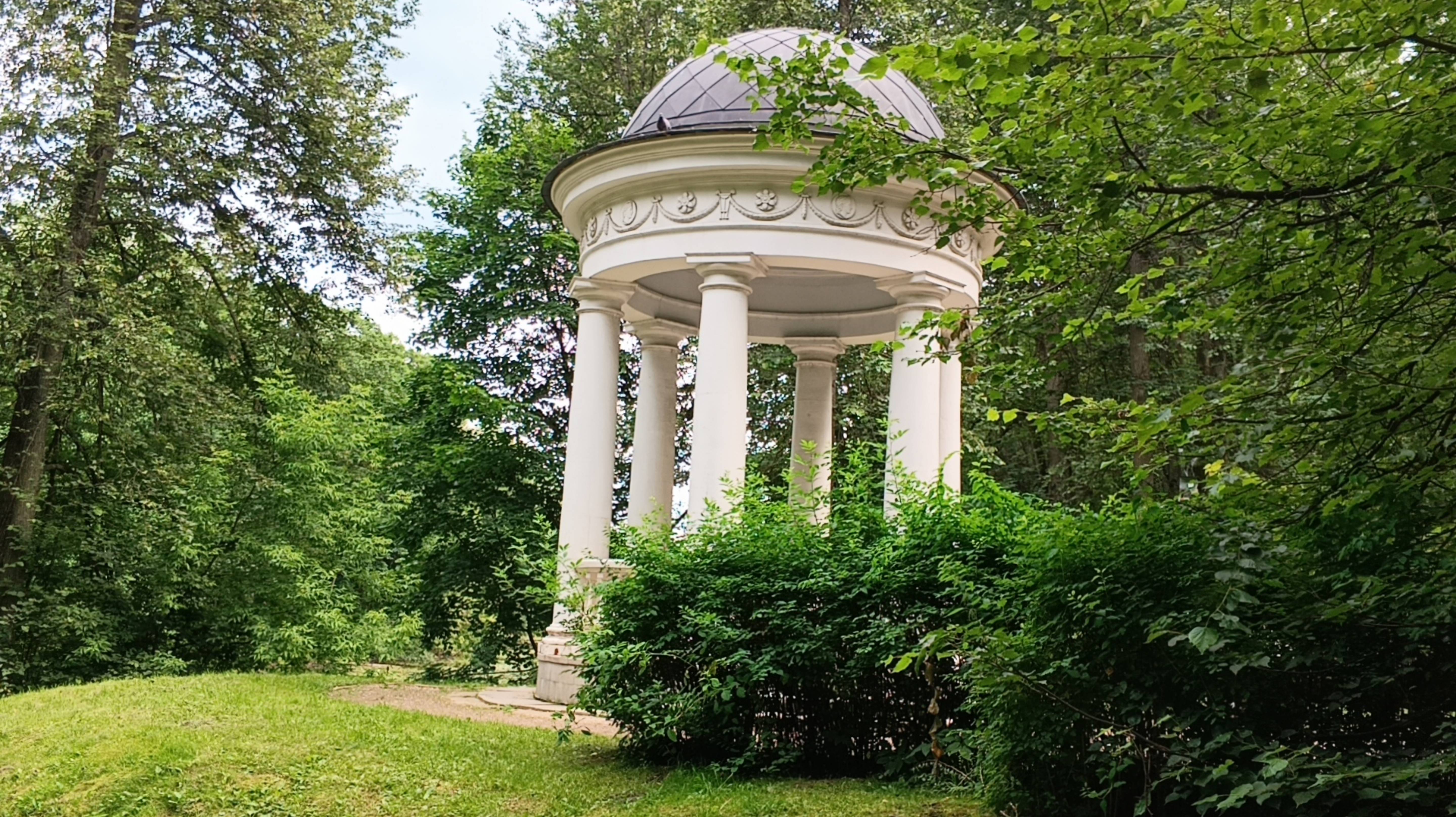 Прогулки по Москве. Усадьба Остафьево. Часть 2. Прогулка по парку усадьбы Остафьево. Белочки смотреть онлайн