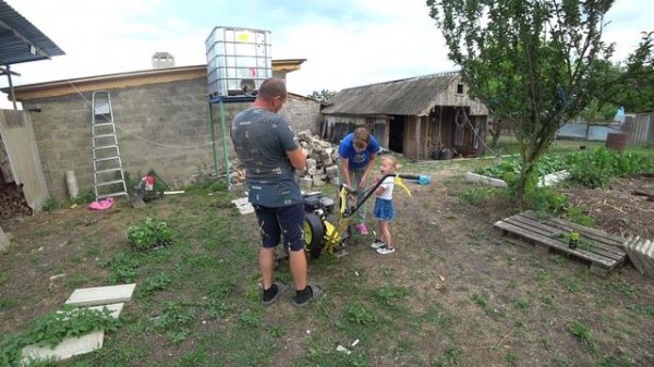 КУПИЛИ НОВЫЕ СОРТА КЛУБНИКИ/СЛОМАЛСЯ КУЛЬТИВАТОР/ПЕРЕКОПАЛИ ПОД ПОСАДКУ КЛУБНИКИ/КРЫША ПОЧТИ ГОТОВА.