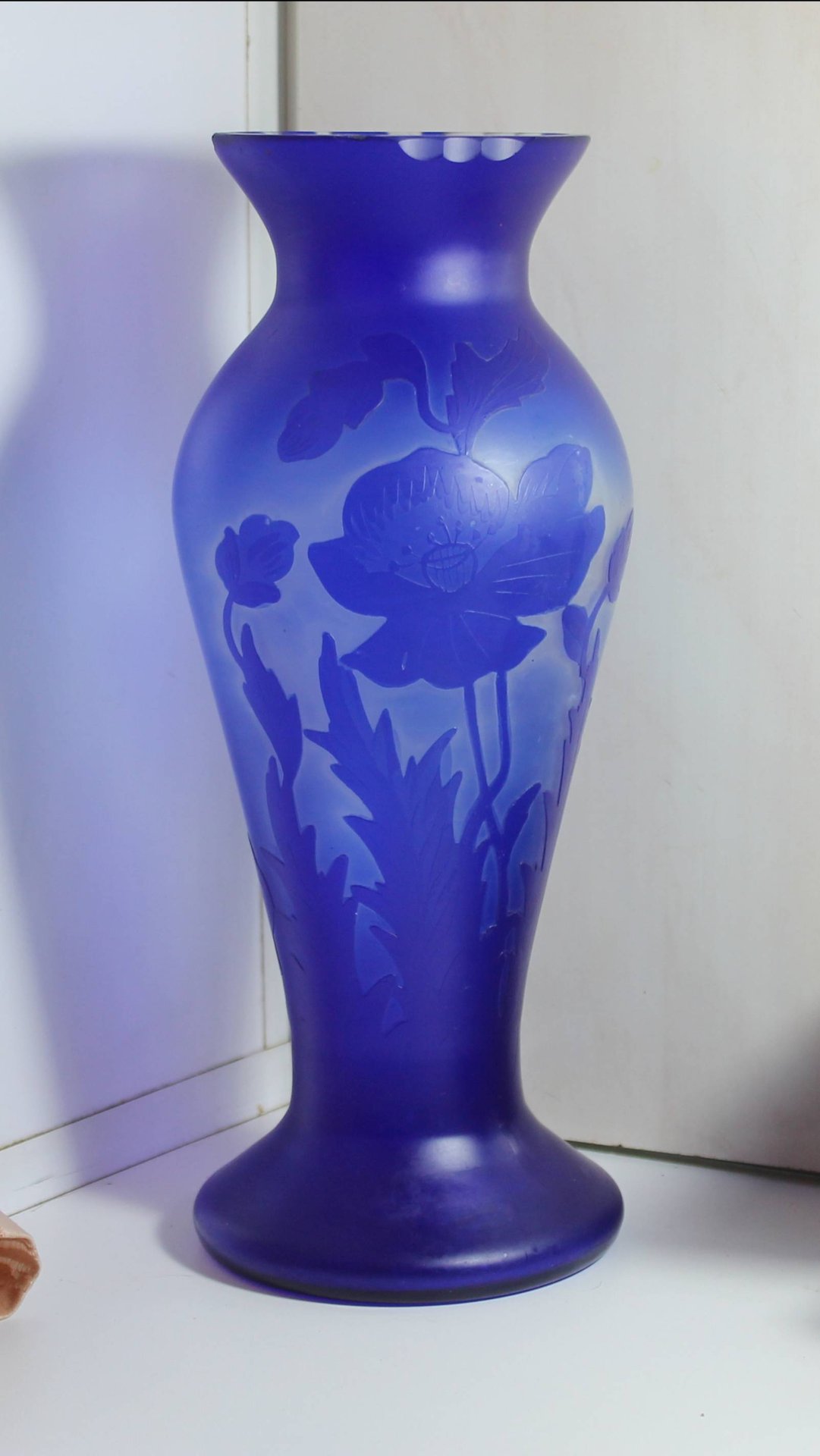 ВАЗА ДЛЯ ЦВЕТОВ БУКЕТ. Цветное СИНЕЕ, КОБАЛЬТОВОЕ стекло. Травление . РЕДКИЙ ОРНАМЕНТ!