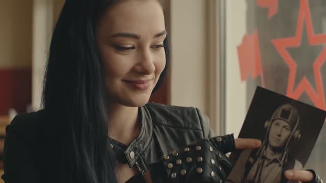 Нейроклип - "Время замирает" (Veo) (Suno ai) смотреть онлайн