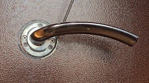 Разболталась дверная ручка. Ремонт.  Как починить ручку на входной двери.mp4