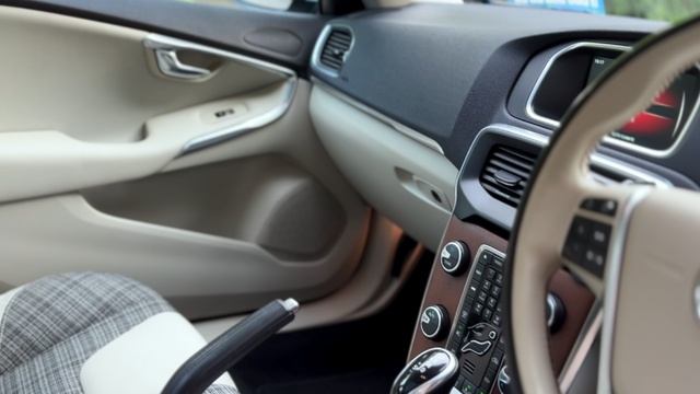 Volvo V40 (2017) Japan