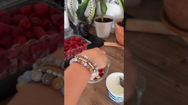ЛЕТНИЙ ВИТАМИННЫЙ ДЕСЕРТ ИЗ СВОЕЙ МАЛИНЫ смотреть онлайн