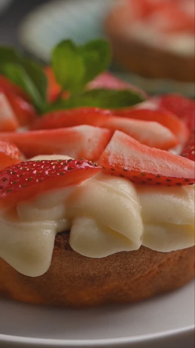 Корзиночки из творога с заварным кремом и клубникой #клубника #крем #корзиночки #выпечка #десерт