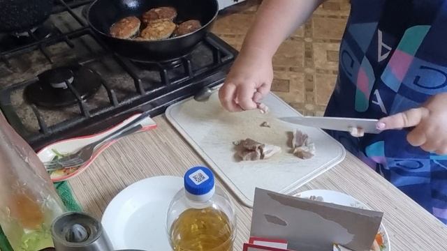 Готовлю котлеты с геркулесом. Домашнее сало ,отварные яйца и овощи.Вкуснота! смотреть онлайн