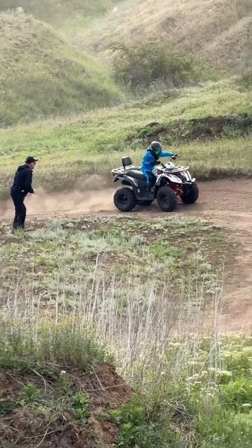 Приучайте детей к спорту🚜💨 Вованчик в свои 7 лет едет на квадроцикле Kayo Au200🤝🏼 смотреть онлайн