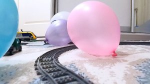 Лего-поезд на дороге с воздушными шариками / Аварии и падения