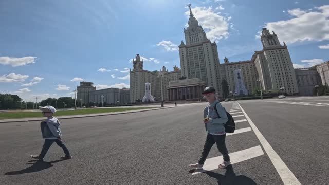 2025.07.03. Пешком по Москве. МГУ, "Патрики" ПКиО. Отпуск в Москве с двумя детьми.