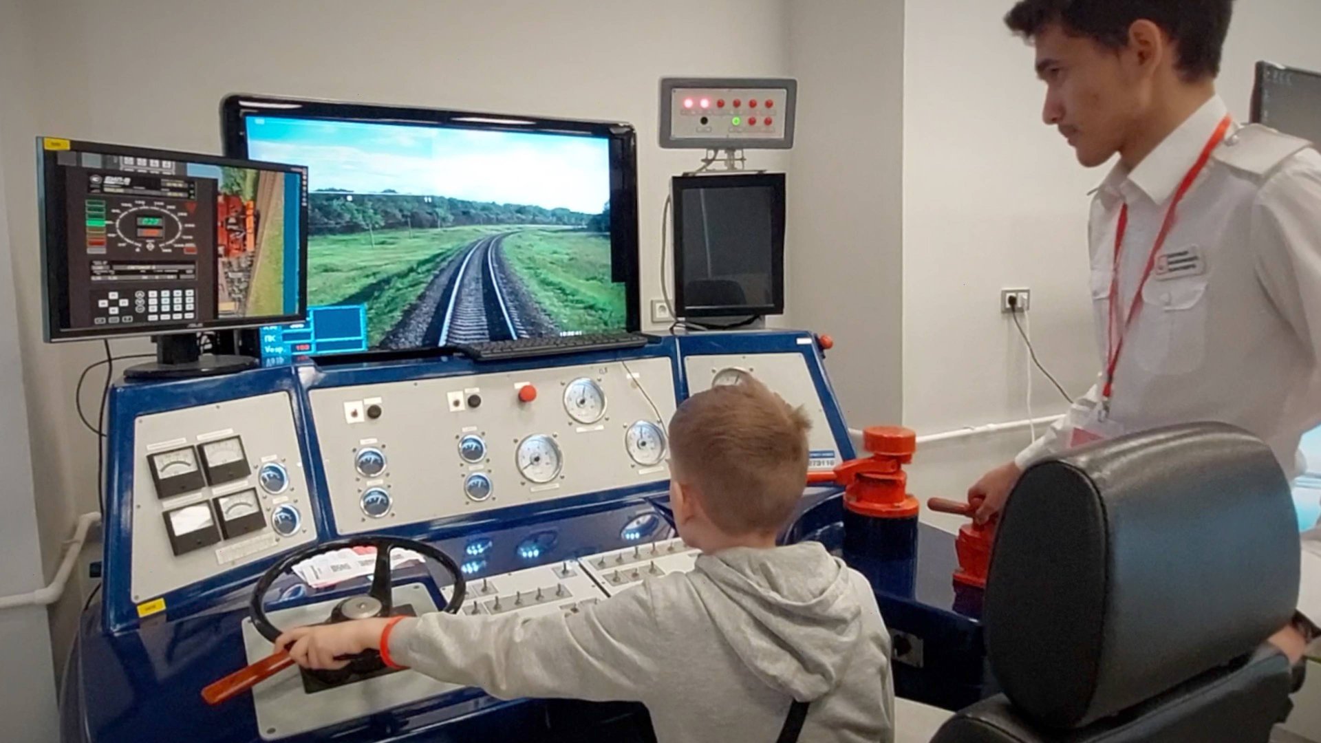 Тренажер - симулятор грузового тепловоза 2ТЭ116 в Колледже Московского Транспорта смотреть онлайн