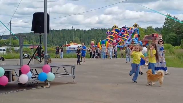 С Днем молодёжи в Суне! Танцуют все!
Праздник продолжается! Вечером всех ждет выступление кавер-гру смотреть онлайн